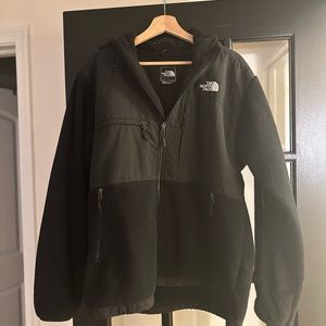 Men’s The North Face Black Jacket with Hood!